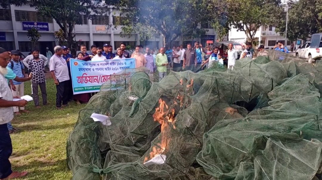 চায়না দুয়ারি জালে বিপন্ন দেশীয় মাছ ও জীববৈচিত্র্য
